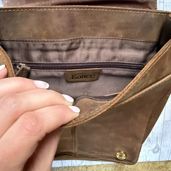 Vintage-Style Brown Leather Messenger Bag for Men - Picture 4 of 7